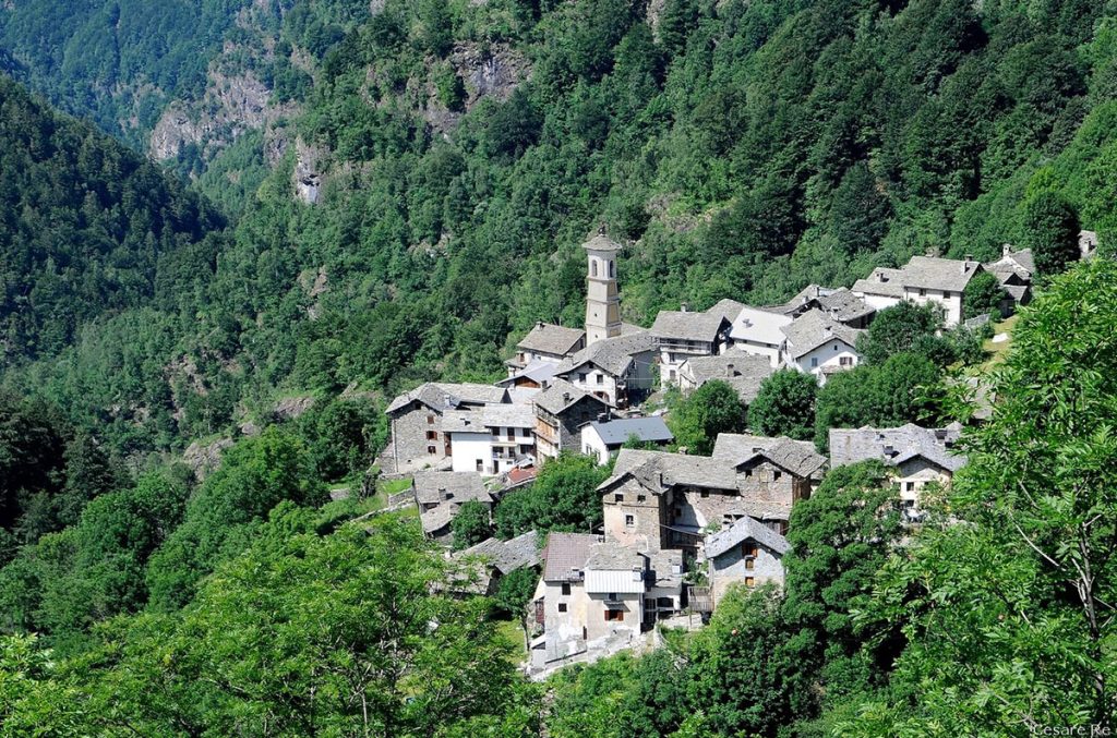 Il villaggio di San Gottardo, alla testata della Val Mastallone, come visione d’insieme, dall’altro. Nikon D800; Nikkor 24-70 2,8 AFG; f 8; 1/125; iso 100.