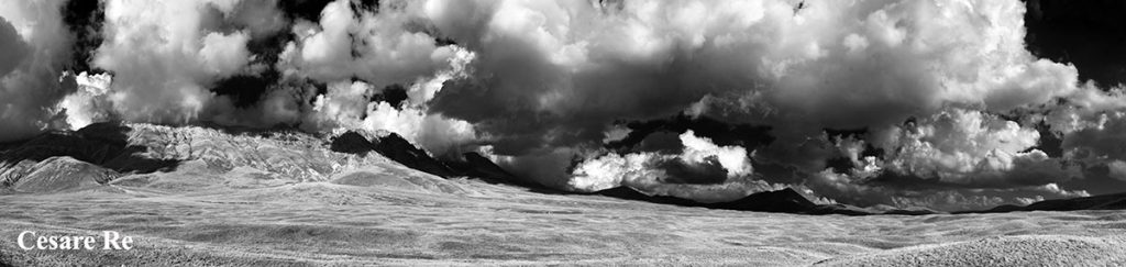 Sono 14 le foto utilizzate per cercare di “rendere giustizia” all’ampiezza e all’idea di ampio respiro di Campo Imperatore. Il bianco e nero è ottenuto, scattando con la tecnica dell’infrarosso. Ma questa è un’altra storia…Nikon D700, modificata IR 720; Nikkor 17-35 2,8 AFS. 17 scatti orizzontali. Eh sì…lo spazio era veramente dilatato, come la prospettiva di una fotografia panoramica ben scattata. 