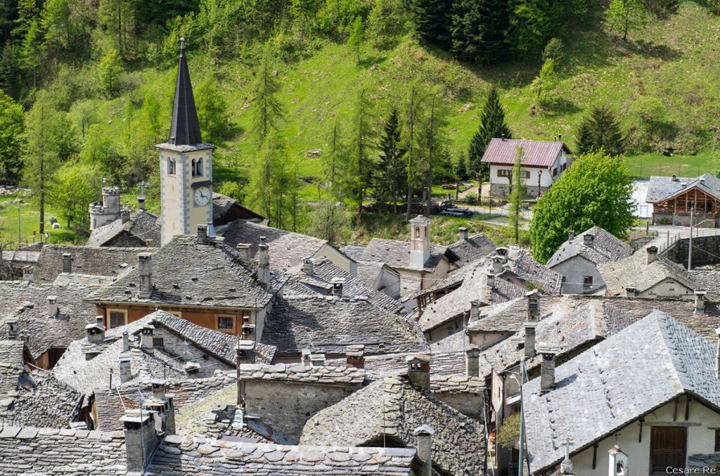 I tetti del paesino di Carcoforo, salendo al rifugio Cai Boffalora Sopra Ticino. Una foto che descrive le caratteristiche estetiche dei tetti in pietra. Nikon D800; Nikkor 24-70 2,8 AFG; 1/250 sec; f/8; iso 200.