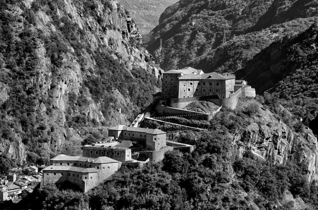 Il forte di Bard, in bianco e nero. La monocromia concentra lo sguardo dell’osservatore sulle linee, sulle forme e sugli spazi, senza distogliere attenzione a causa del colore. Nikon D700; Nikkor 24-70 2,8 AFG 1/160 sec; f/11; iso 200. Conversione con Silver Efex Pro.