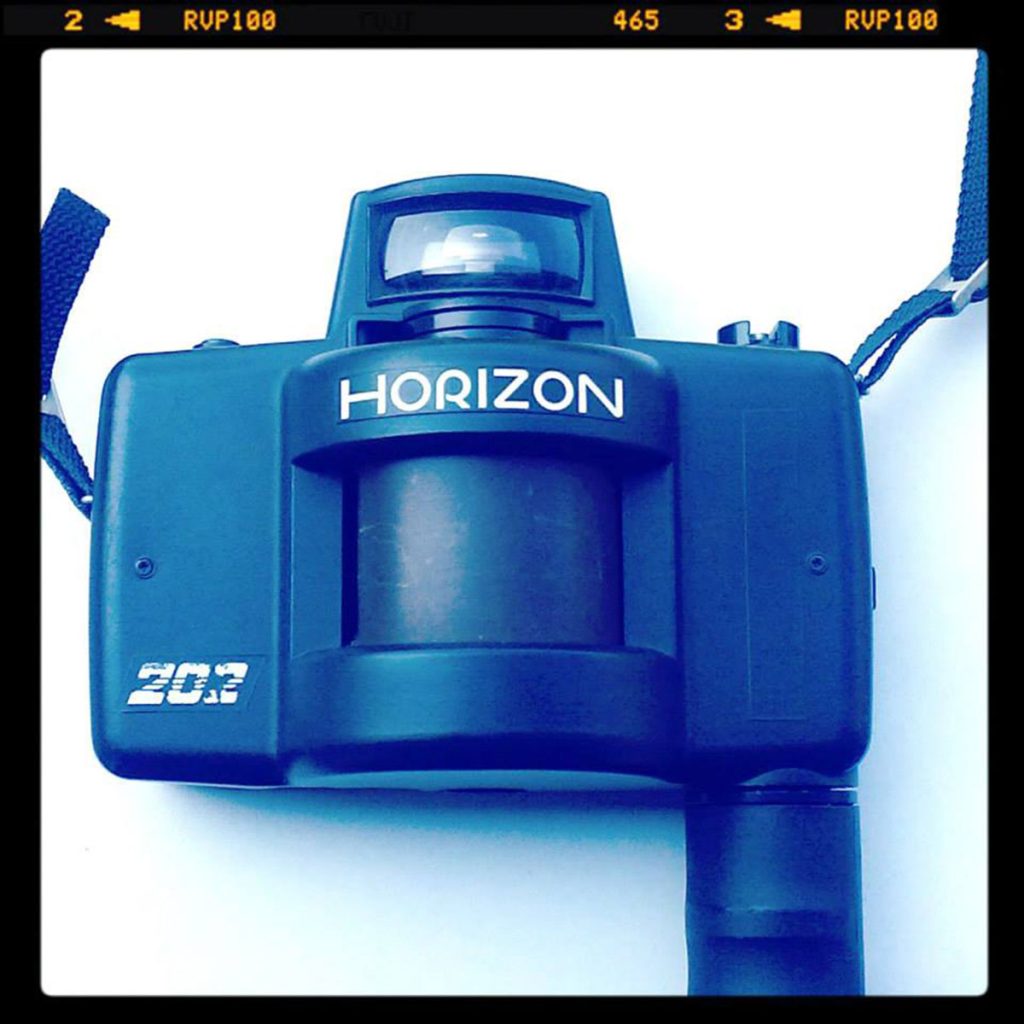 La fotocamera Horizon. Panoramica a pellicola che produce fotogrammi di dimensioni 24 x 58 mm, grazia alla rotazione del suo obiettivo, un 28 mm. Grazie al suo movimento produce fotogrammi allungati, con un angolo di campo assimilabile ai 113 gradi, ma senza l’allontanamento che corrisponderebbe ad un simile obiettivo. Spartana, non ha neanche l'esposimetro incorporato. Personalmente, "mi arrangio" utilizzando la" regola del sole a f 16". Con cielo sereno, azzurro e terso, l'esposizione "corretta" si ottiene impostando il diaframma f16 e un tempo di posa che è il reciproco della sensibilità della pellicola: 1/125 se ho un film da 100 iso, 1/60 se ho un rullino da 50 iso, ecc. La regola funziona correttamente, poiché le pellicole sono tarate in questo modo. Se si utilizzano pellicole per diapositive, a volte, può essere necessario scattare alcune immagini a forcella, variando leggermente le impostazioni, con negativo, invece, non ci sono problemi. Di qualità meccanica e costruttiva certamente non eccelsa, monta, invece, un 28 mm, f 2,8, con lenti di buona qualità, come da tradizione russa, comprovata anche dalla pubblicazione di diverse immagini su varie riviste di carta patinata, anche a doppia pagina.