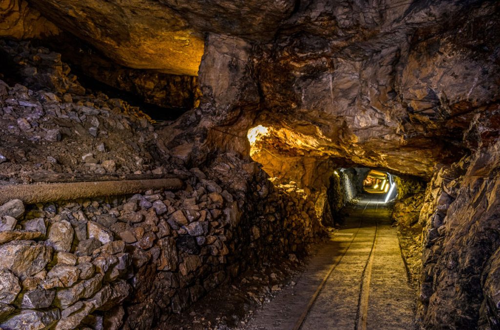 Una galleria nel sito minerario di Dossena @VisitDossena
