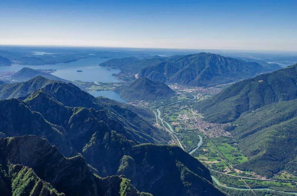 I laghi Maggiore e di Mergozzo visti dai crinali in quota del Parco. Foto Giancarlo Parazzoli