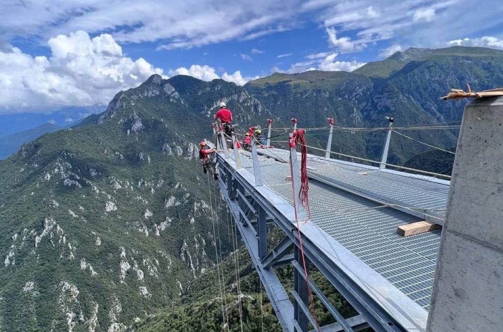 Una fase dei lavori di allestimento