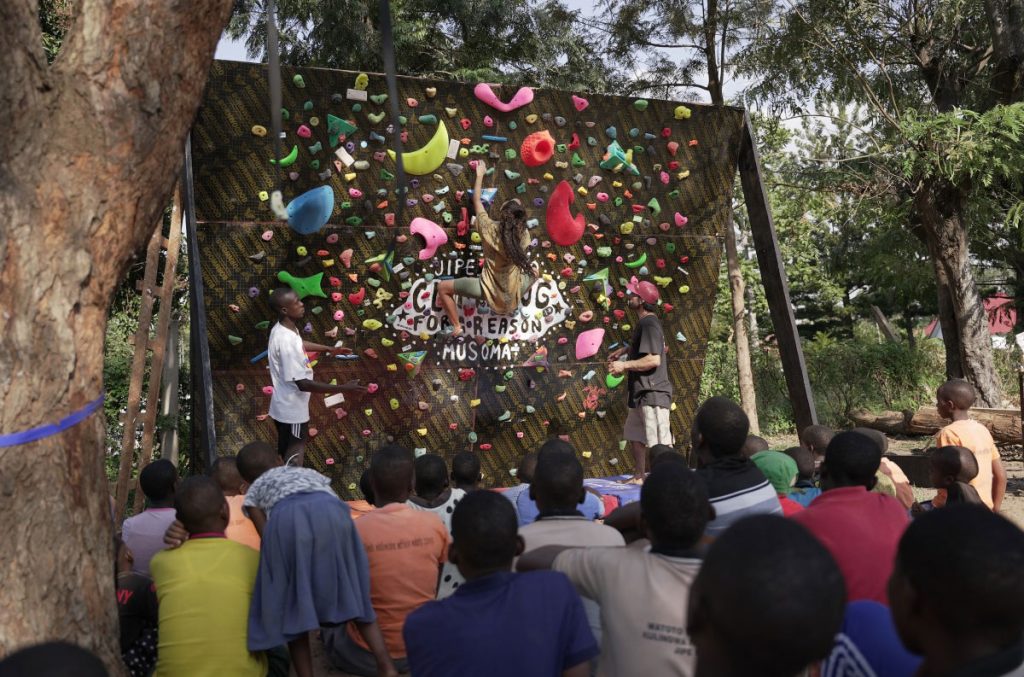 La piccola parete di arrampicata allestita in loco @Climbing for Reason