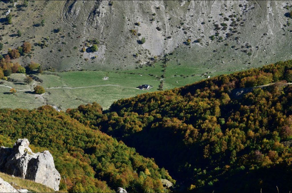 Il Piano del Castrato e il rifugio Fioretti dal Morrone, foto Stefano Ardito