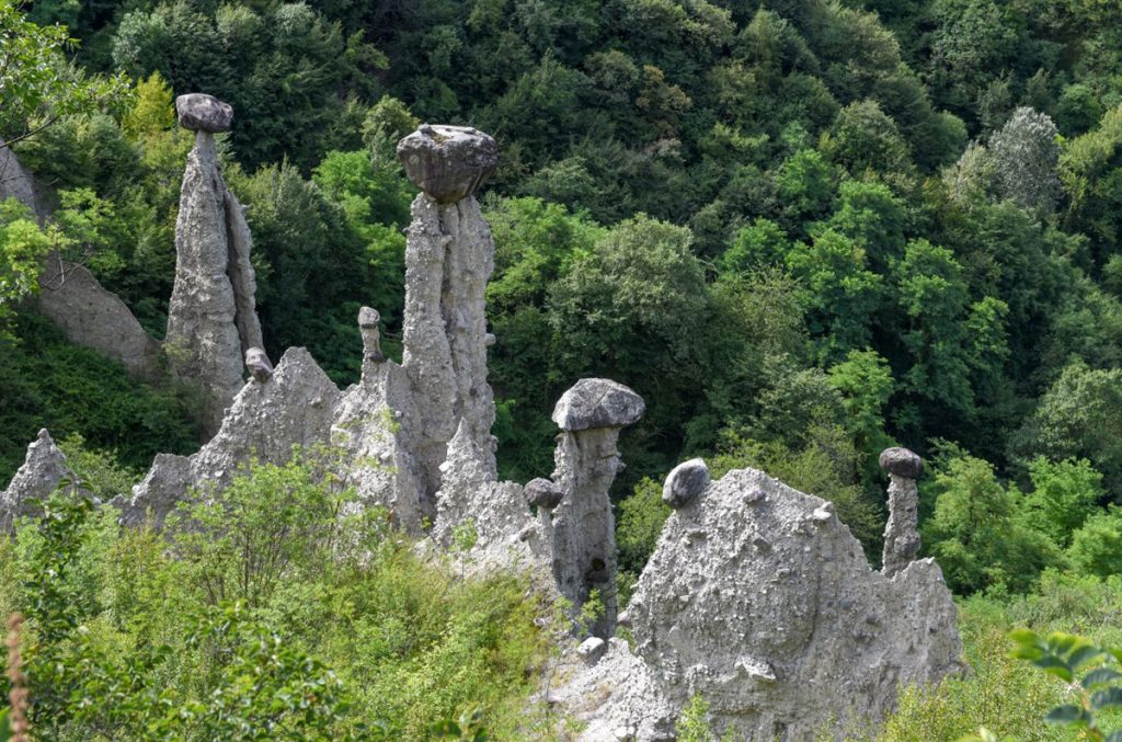 Piramidi di terra a Zone, presso il Lago d