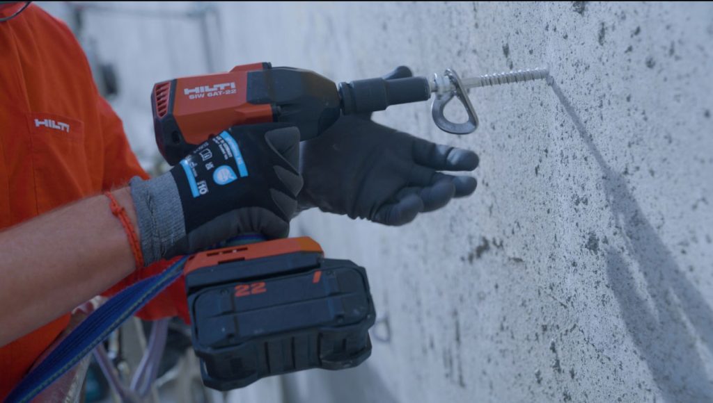 Preparazione delle vie di arrampicata