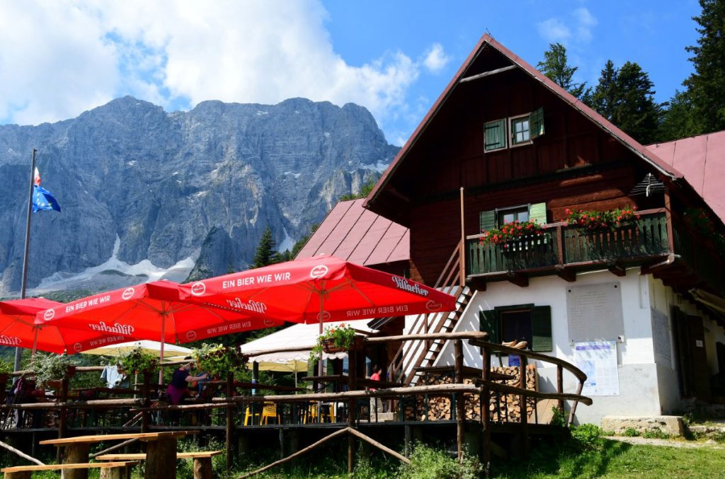 Il rifugio Grego e il Montasio, foto Stefano Ardito