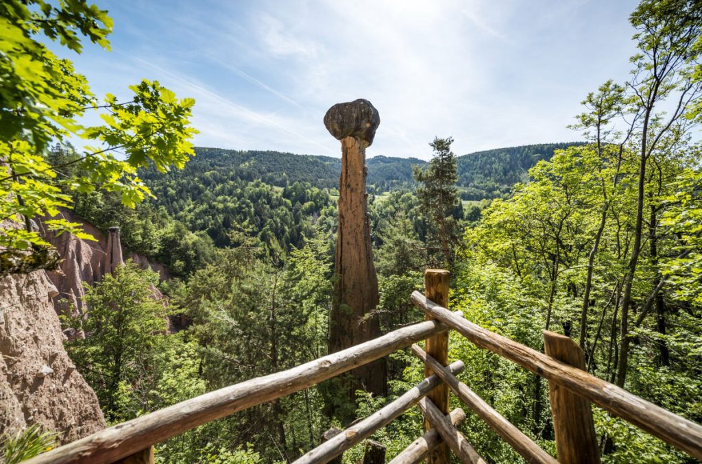 Lungo il sentiero che porta alle piramidi del Renon
