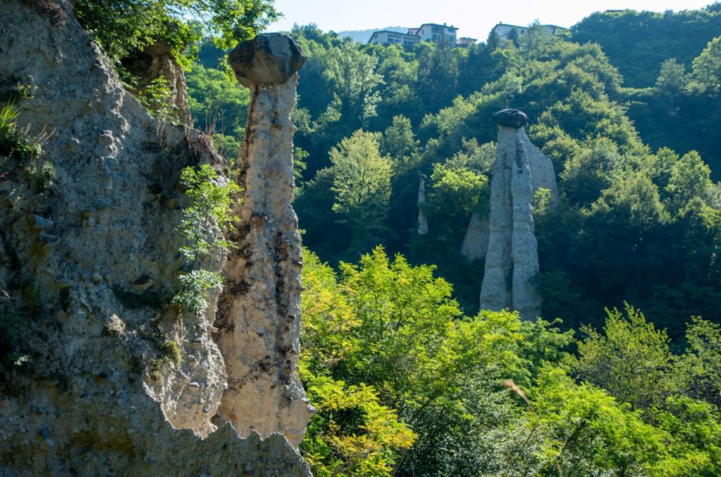 Lungo il facile sentiero delle Piramidi di Zone Foto Adobe Stock