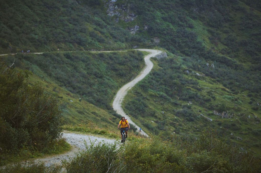 La strada che sale a Passo San Giacomo Foto Sartori