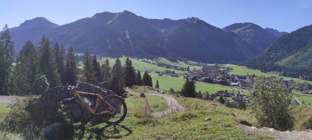 Una vallata ampia contornata da foreste