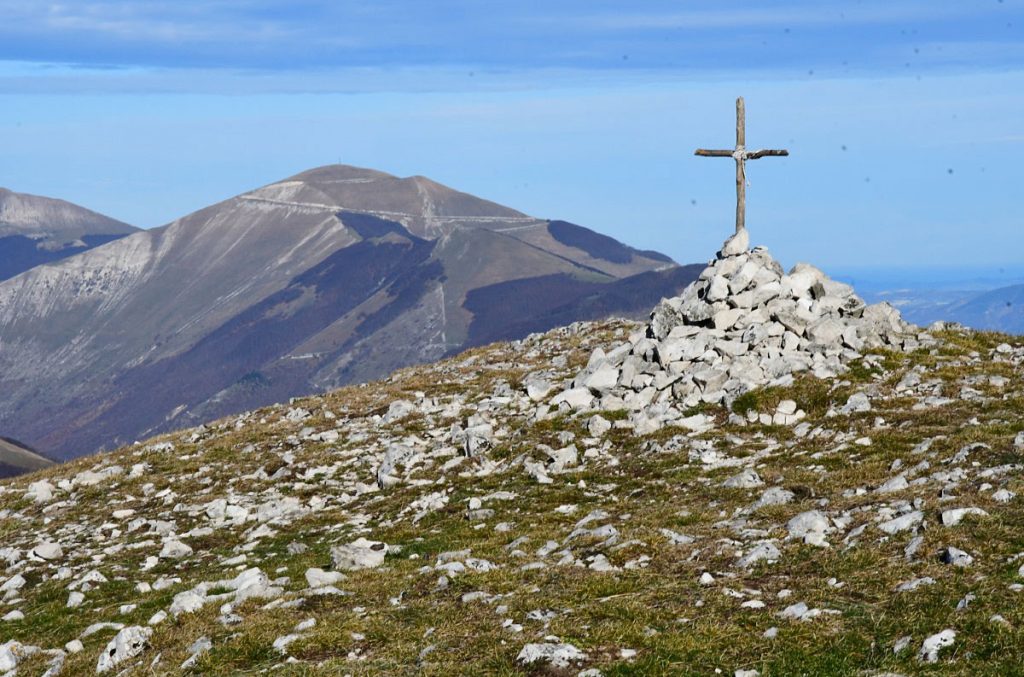 La vetta del Monte Cucco con sullo sfondo il Catria - Foto Stefano Ardito