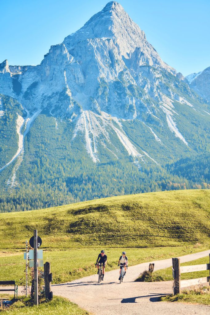 Si pedala al cospetto di vette imponenti @Gravel.Tirol_ DominikSomweber
