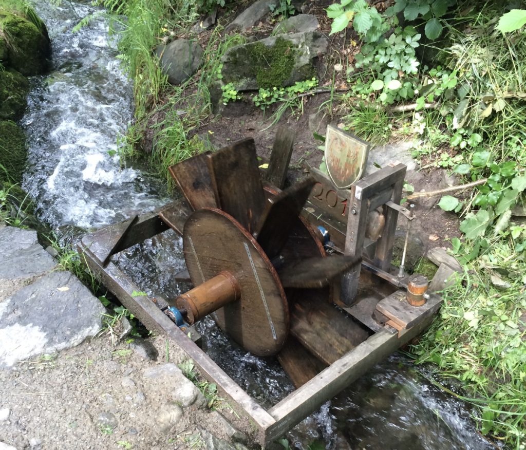 Ruota ad acqua accanto a un waalwege credit Massimo Spampani