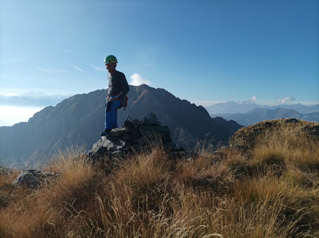 Sulla vetta del Lesino. Sullo sfondo le montagne della Val Grande