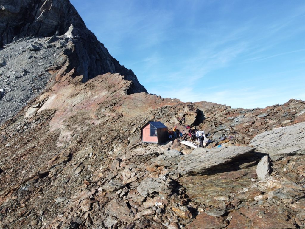 Ultimi lavori per la costruzione del nuovo bivacco foto Simone Bobbio