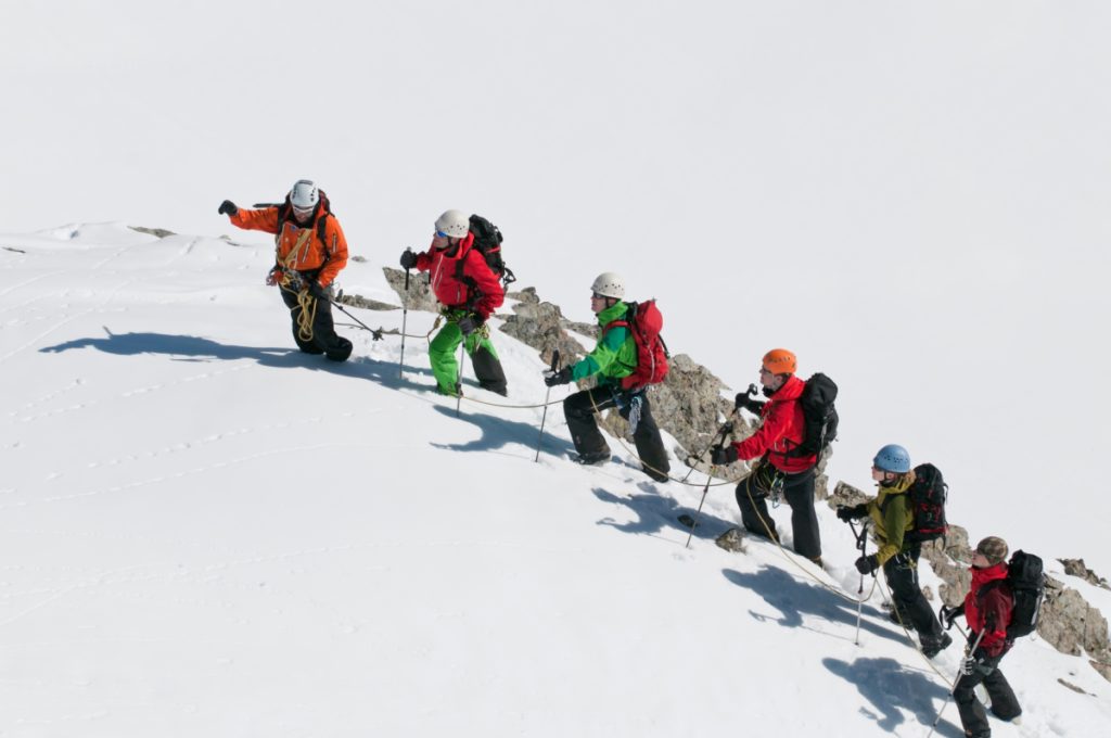 Una Guida alpina con i suoi clienti credit Adobe Stock