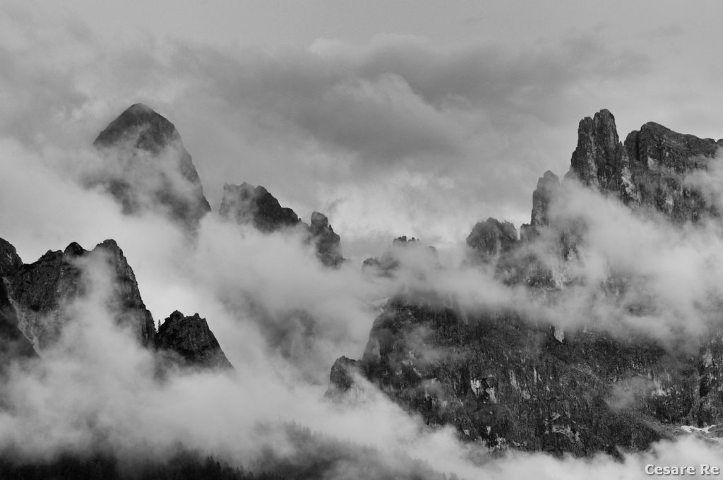 Esempio di parole chiave, per questo scatto: “Dolomiti”; Pale di San Martino”; “Pala di San Martino”; “Cima Val di Roda”; “bianconero”; “Trentino”; “nuvoloso” 