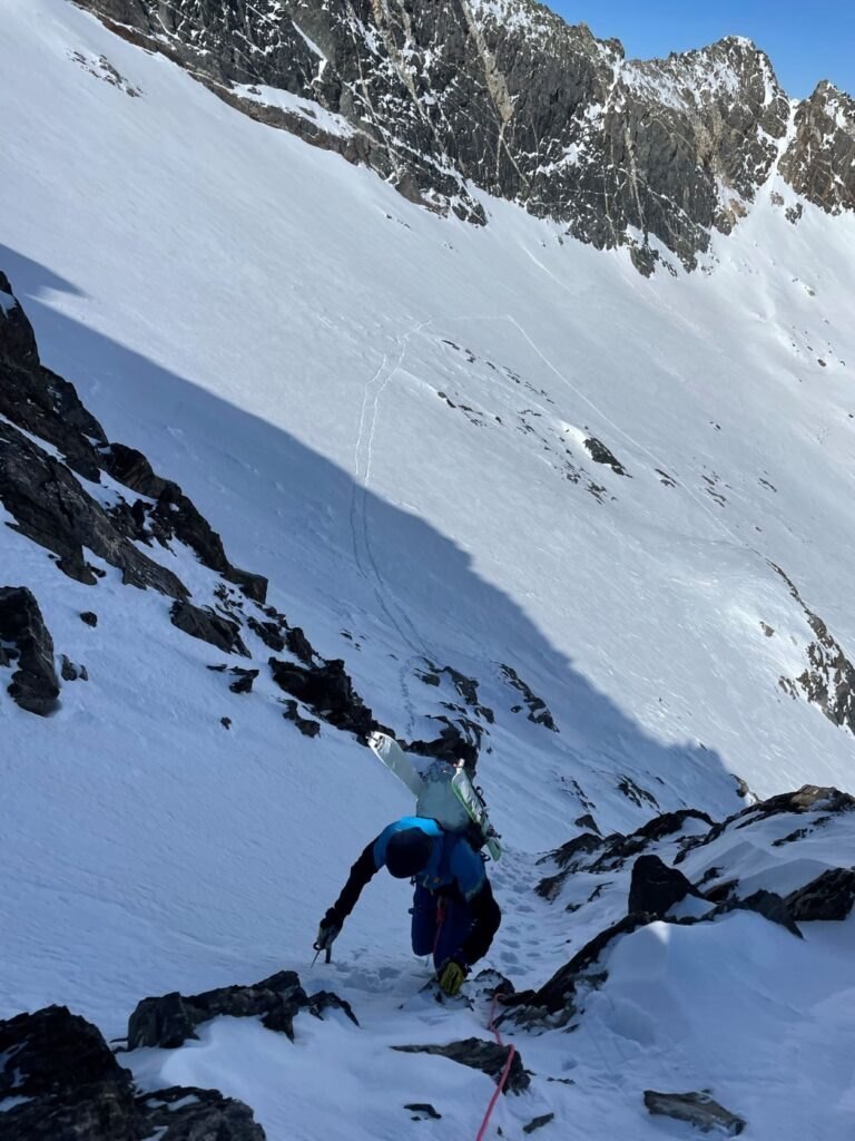 Adattiamo il nostro passo e il ritmo della fatica in base a quel che troviamo, poche cose nello zaino aiutano a salire, girare o tornare indietro Foto Michele Comi