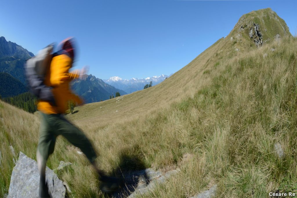 In Val Vigezzo, verso il Monte Ziccher, col Monte Rosa sullo sfondo. La fotocamera è saldamente sul treppiede. Il soggetto si muove velocemente. Il diaframma è alla massima chiusura, in modo da ottenere un tempo di posa lungo. Nikon D800; Sigma 15 2,8 adf; 1/20 sec; f/22; iso 100. Il tempo di 1/20 di secondo non è lentissimo, ma la velocità della persona era notevole, quindi è stato più che sufficiente