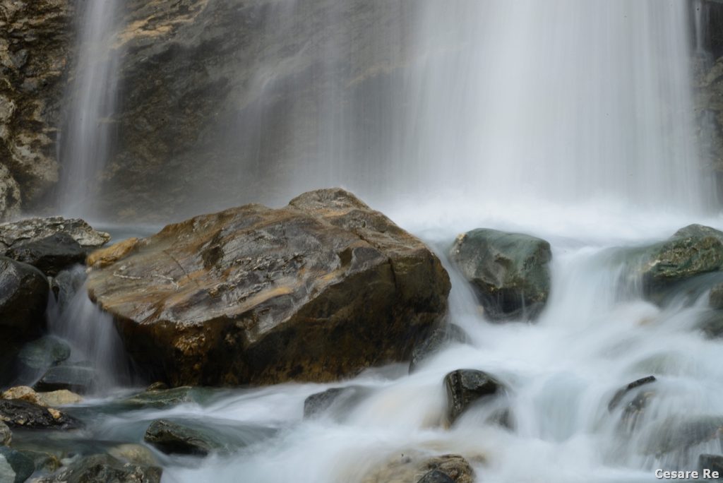 Il classico mosso dell’acqua. Fotocamera sul treppiede e tempo di posa lungo. Val di Rhemes. Nikon D800; Nikkor 70-200 4 afg; 0,5 sec; f/32; iso 100. Filtro ND 8 che ha tolto 3 stop. Attenzione alle gocce d’acqua sull’attrezzatura. A seconda della scelta del tempo di posa si ottengono effetti estetici sempre diversi. 