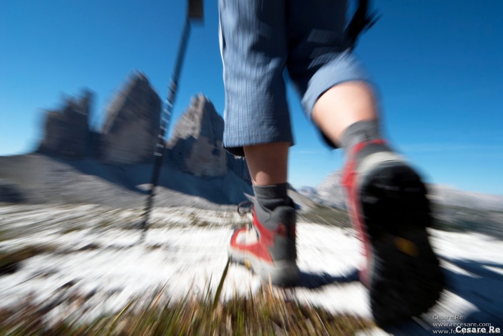 Effetto zoom. Le Tre Cime di Lavaredo rimangono riconoscibili, nonostante l’effetto particolare. L’importante è che il soggetto, i piedi, rimangano abbastanza in centro, in modo da essere leggibili e riconoscibili. In questo caso, a differenza di tutti gli altri, è il fotografo che muove tutta l’attrezzatura, in particolare la regolazione della focale dell’ottica. Indispensabile avere obiettivo zoom. 1/45 sec; f/22; Iso 200; Nikon D300; Nikkor 12-24- 