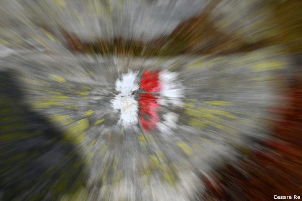 Ancora un effetto zoom, per riprendere un segno di sentiero in maniera un po' diversa. Nikon D850; Nikkor 24-70 2,8 afg 1/13 sec; f/20. Il segnale di sentiero deve essere in centro, altrimenti perderebbe di leggibilità.
