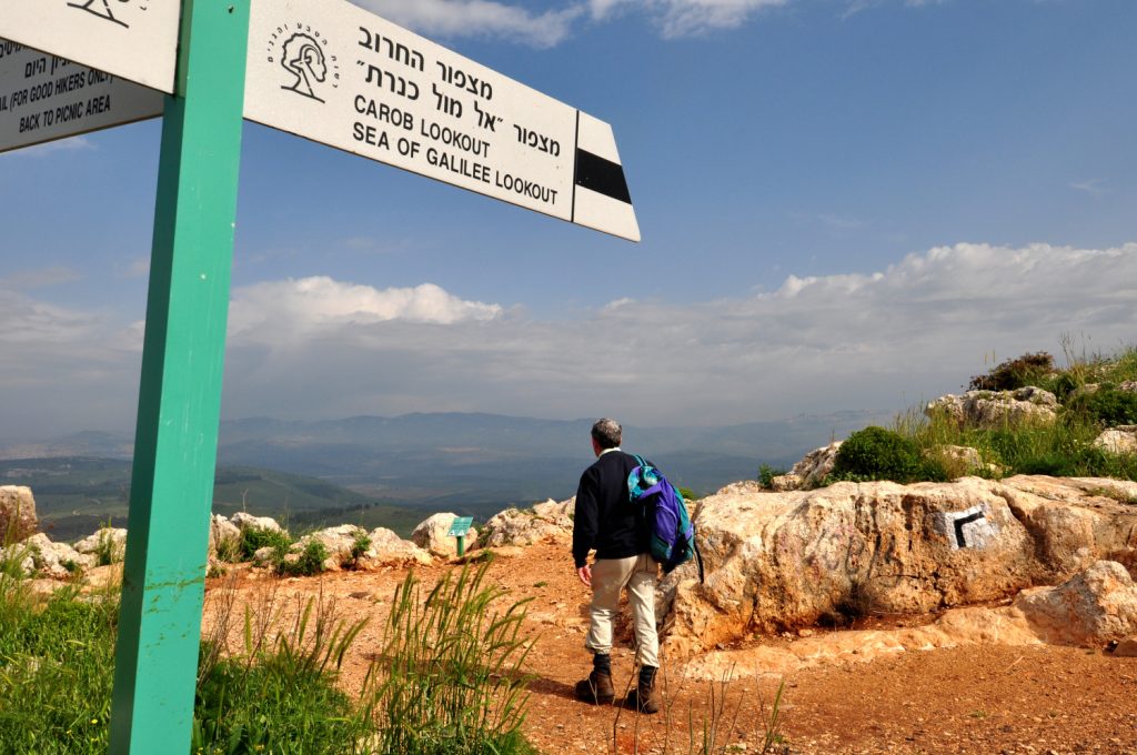 Cartelli ad Arbel, foto Stefano Ardito