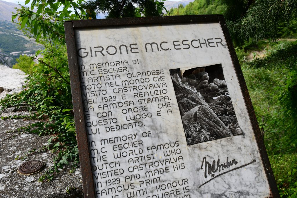 Castrovalva, la targa che ricorda Escher, foto SA