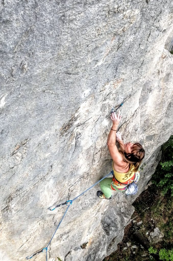 Elena Chiappa in arrampicata alla falesia del Bauso. Foto Matteo Gambaro
