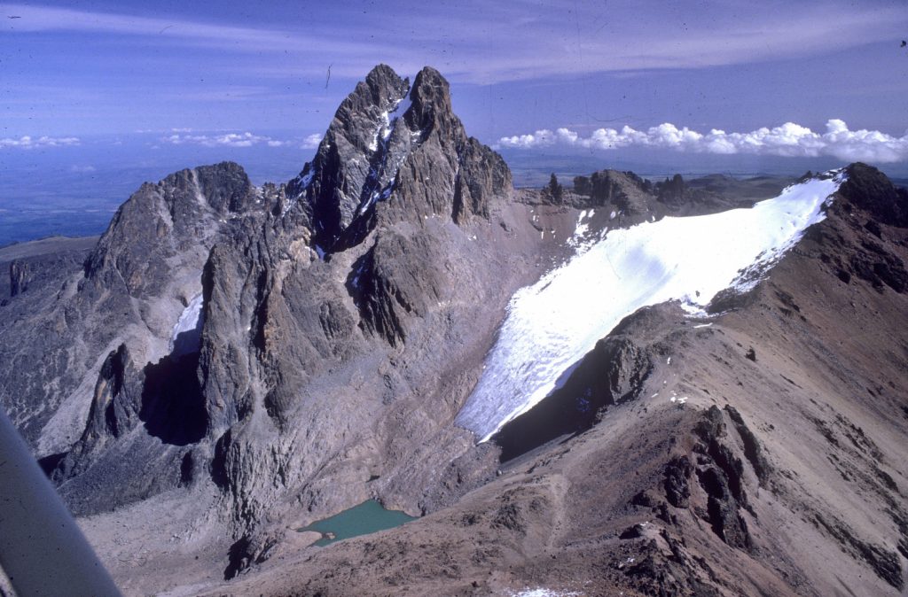Foto aerea del Monte Kenya, tra Nelion e Batian si vede il Diamond Glacier, foto di Stefano Ardito