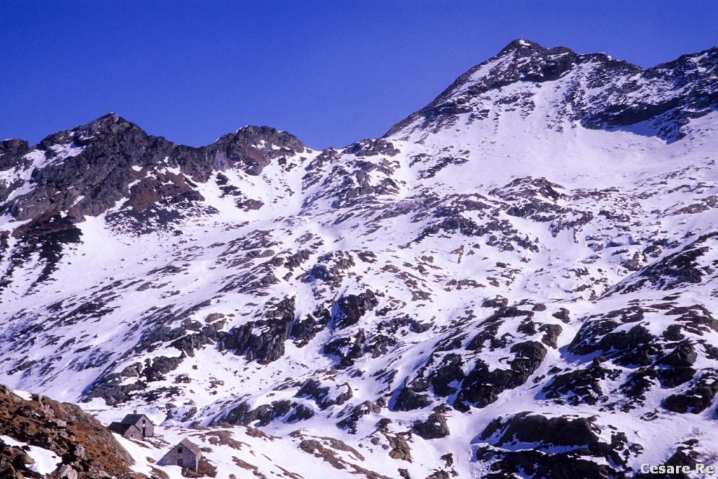 Il Bivacco Alpe Scaredi, in basso a sinistra. Foto Cesare Re