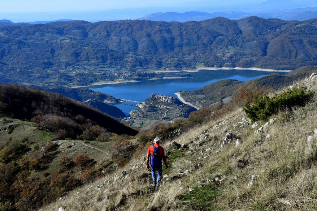 Il Lago del Turano dal Monte Navegna, foto Stefano Ardito