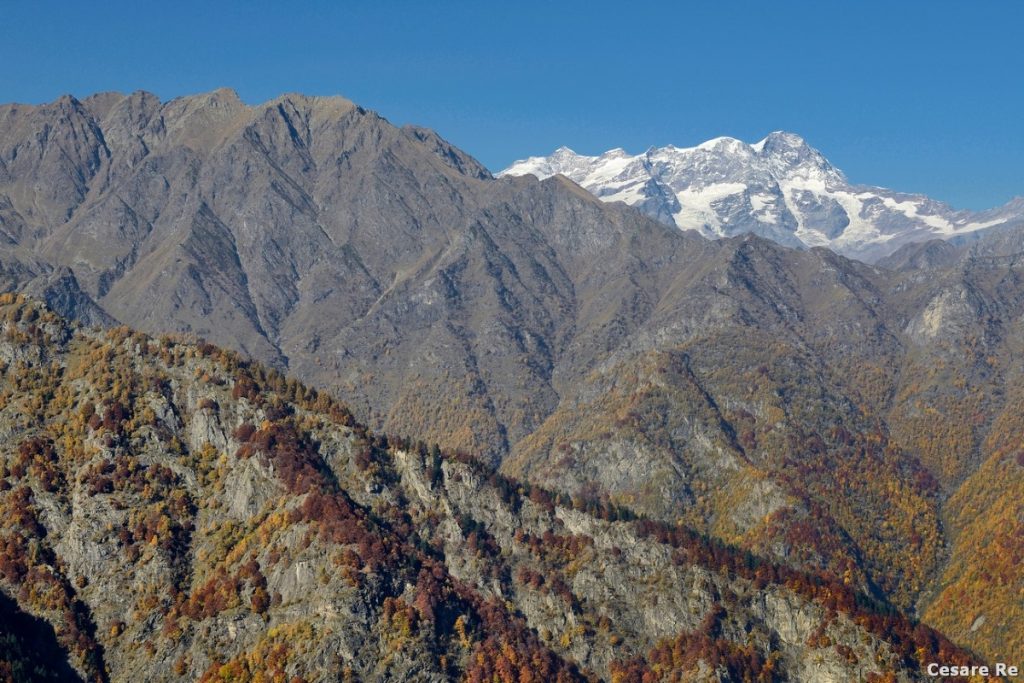 Il Monte Rosa spunta dai pressi dell'Alpe Sorbella Foto Cesare Re