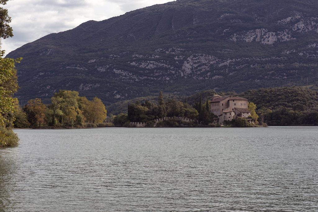 Il lago e il castello di Toblino, foto Roberto Carnevali