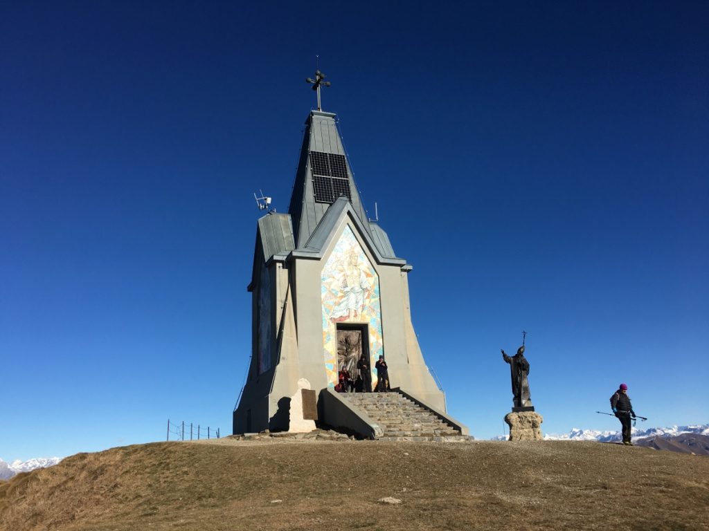 Il monumento posto sulla cima. Foto Luca Guerini