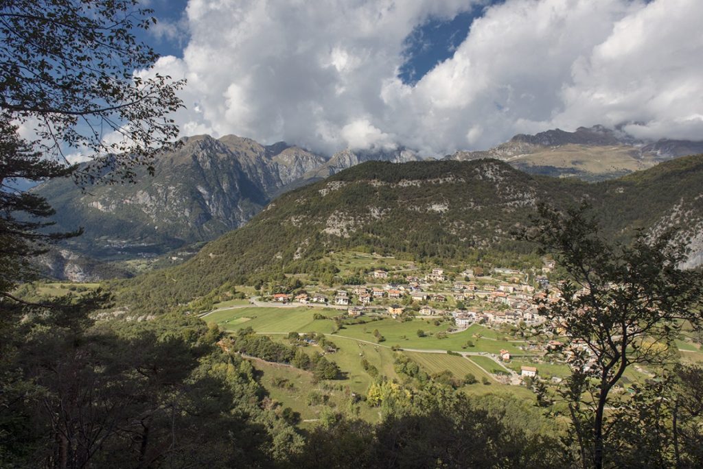Il paese di Ranzo salendo al Piccolo Dain, Foto RobertoCarnevali