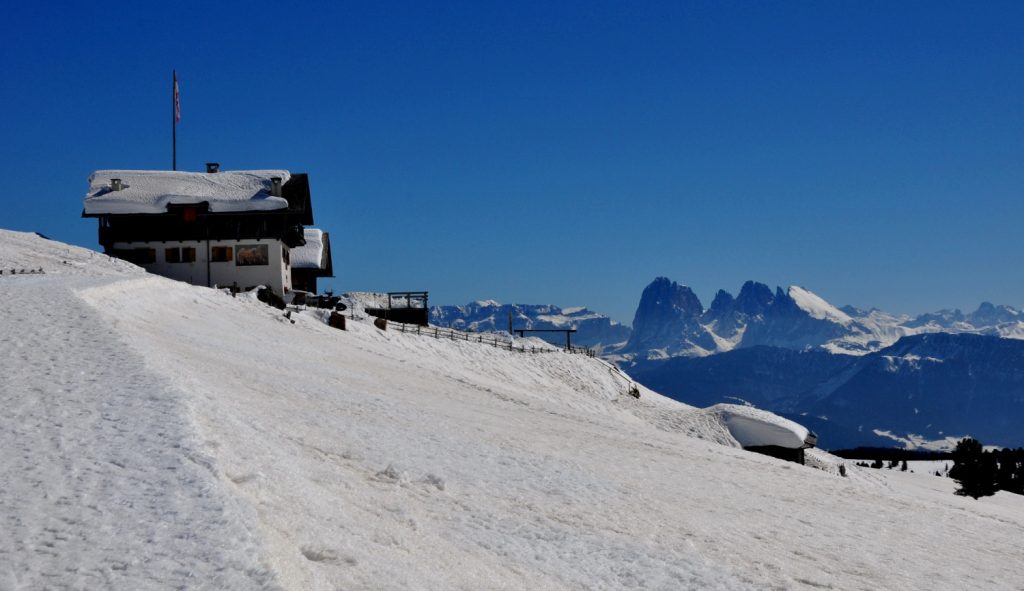 Il rifugio Stöffl e il Sassolungo, foto Stefano Ardito