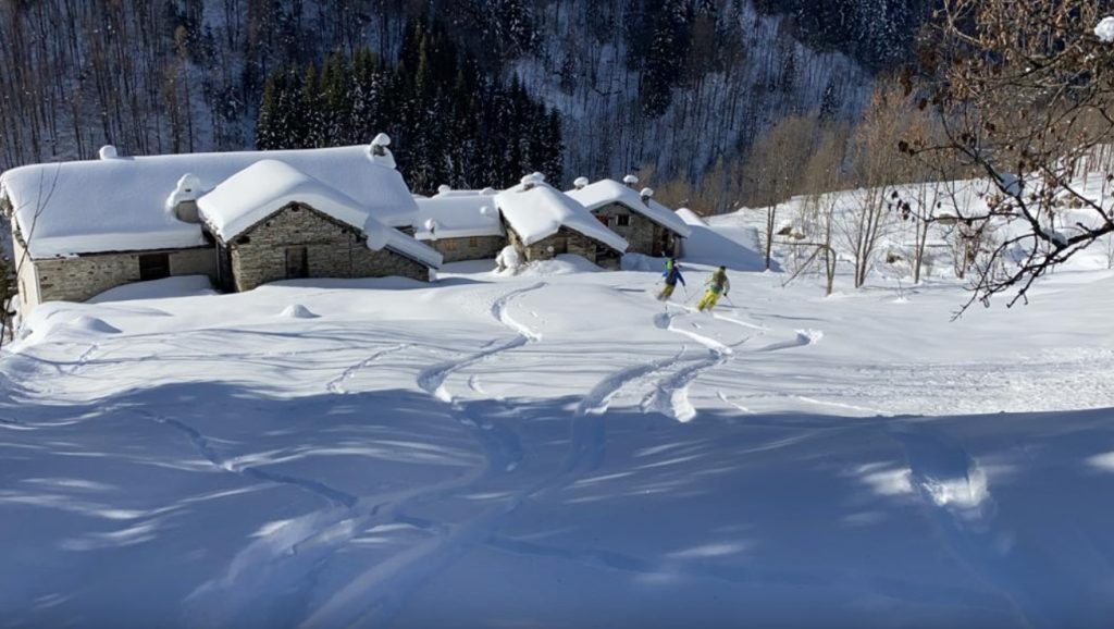 Qualche curva nella neve fresca. Foto di Michele Cucchi