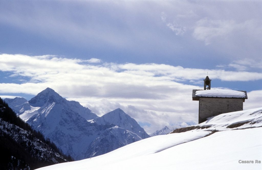 La cappella di Praz, con il Mont Emilius e la Becca di Nona. Foto Cesare Re