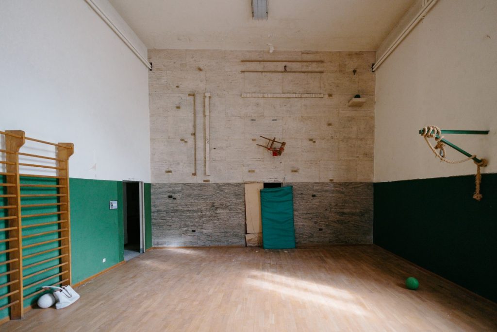 La palestra di Cave del Predil con il muro attrezzato per l