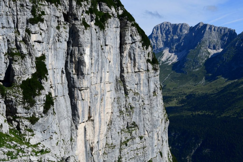 La parete Est della Bila Pec e il Montasio, foto Stefano Ardito