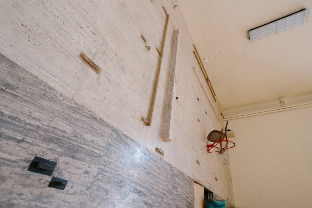 La parete di marmo come si vede oggi Foto Erika Zucchiatti