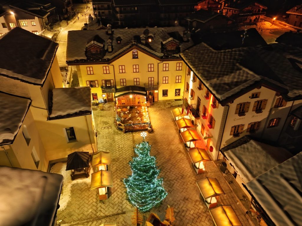 La piazzetta di Gressoney La Trinitè con le bancarelle del mercatino