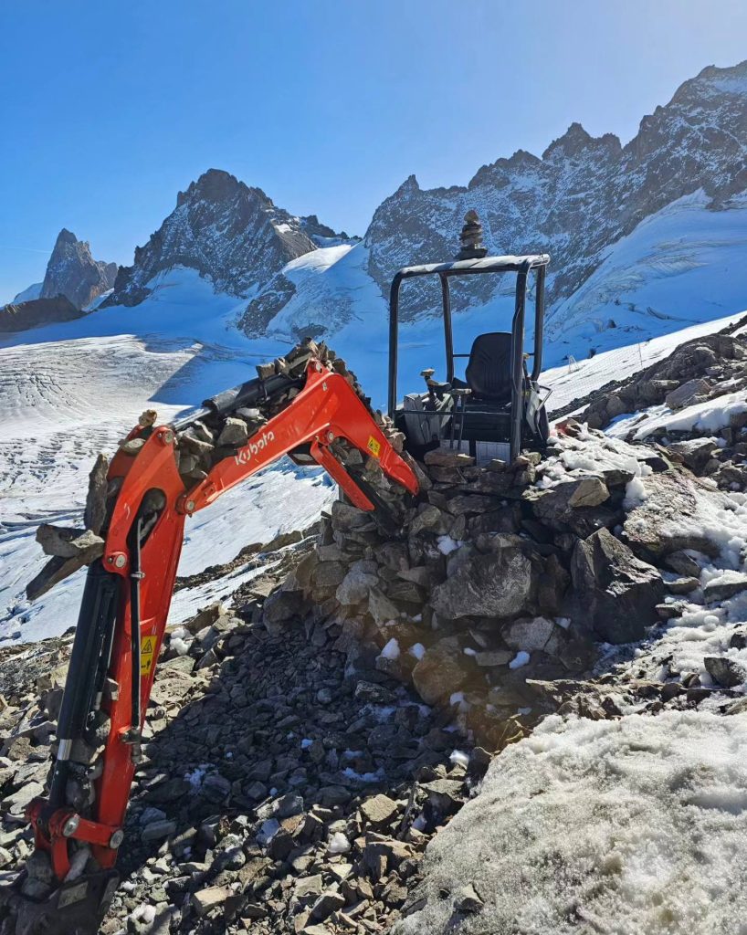 La ruspa coperta di pietre dai manifestanti