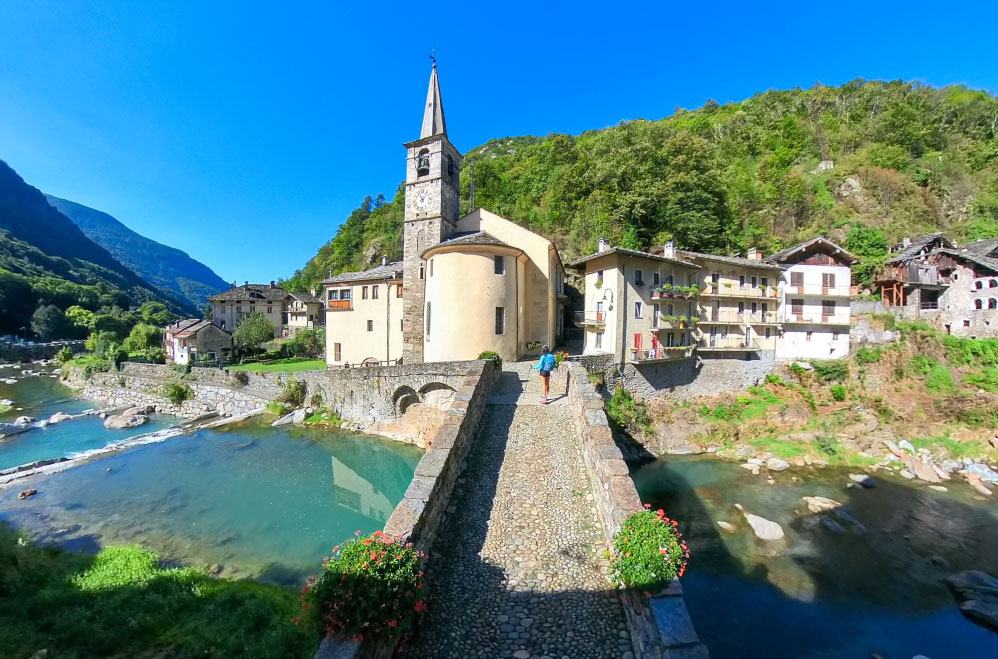 Fontainemore, il ponte che attravesa il Lys. Foto Enrico Romanzi