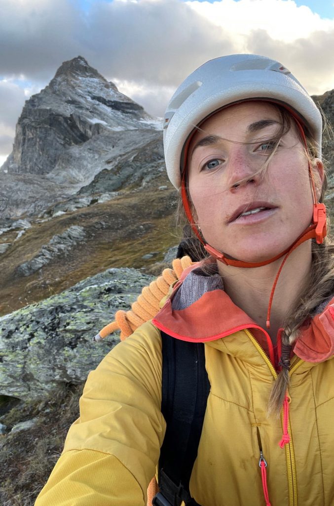 Federica Mingolla con la Granta Parey alle spalle
