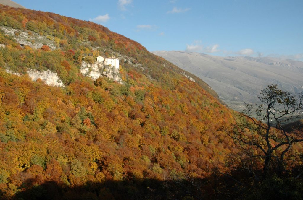 L'eremo della Madonna dell'Altare in autunno, foto Stefano Ardito